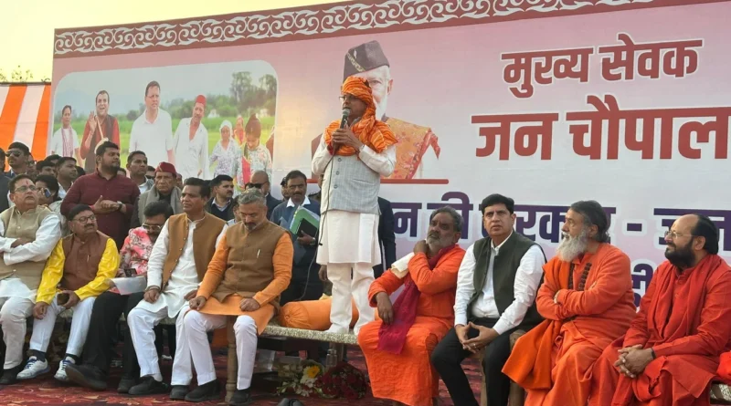 खाट पर बैठकर सुनीं समस्याएं, बोले सरकार अब मैदान में करेगी काम – धामी