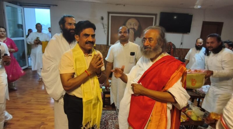 ऋषिकेश महापौर शंभू पासवान ने की शिष्टाचार भेंट, लिया आशीर्वाद