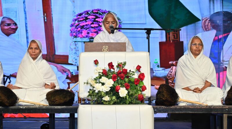 योग से ही संभव सत्य, प्रेम और अहिंसा: आर्यिका श्री