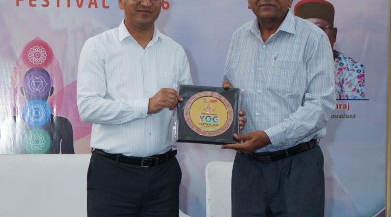 अंतरराष्ट्रीय योग महोत्सव में उत्कृष्ट व्याख्यान व संयोजन के लिए डॉ. नरेश चौधरी सम्मानित
