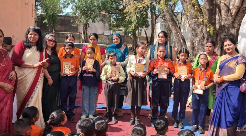 वार्षिक परीक्षाफल घोषित, मेधावी विद्यार्थियों को किया सम्मानित