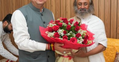 मुखमुख्यमंत्री पुष्कर सिंह धामी ने श्री श्री रविशंकर से की शिष्टाचार भेंट