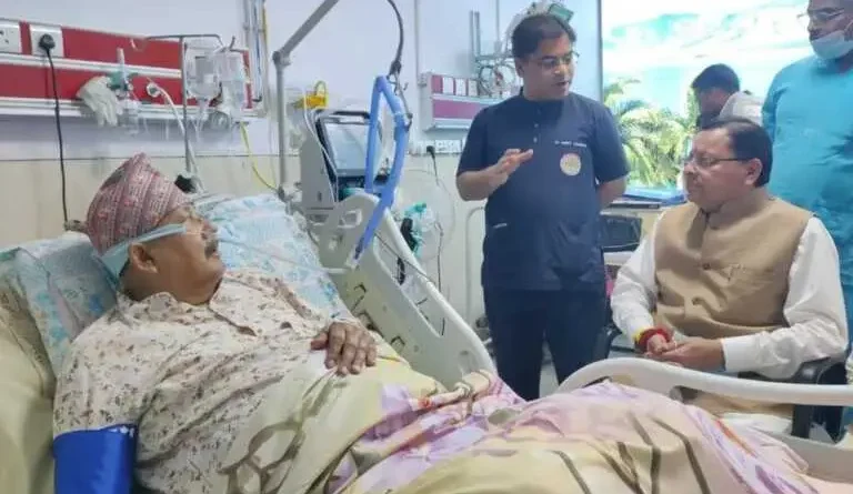 मुख्यमंत्री धामी पहुंचे ऋषिकेश एम्स, सतपाल महाराज के स्वास्थ्य का जाना हाल