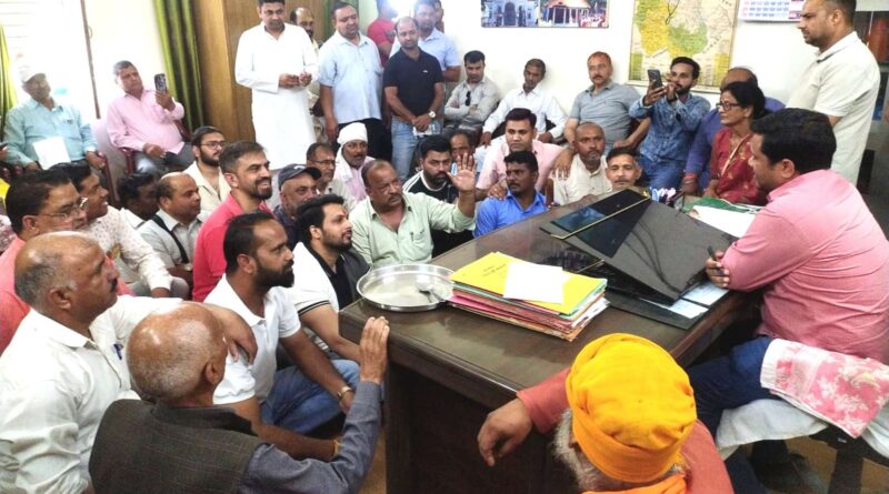 गैस संकट पर भड़के कांग्रेस कार्यकर्ता, समय पर आपूर्ति की उठाई मांग