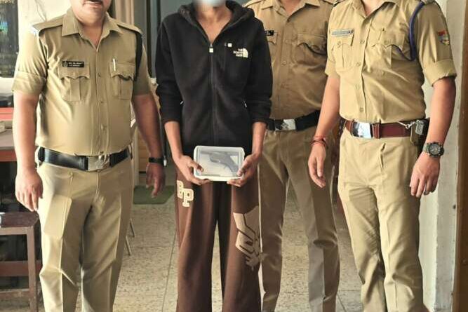 सोशल मीडिया पर तमंचे के साथ फोटो डालना पड़ा भारी, युवक गिरफ्तार