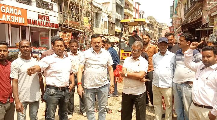 हरिद्वार से बड़ी खबर: सीवर लाइन कार्य में लापरवाही, सड़क पर बना खतरनाक गड्ढा