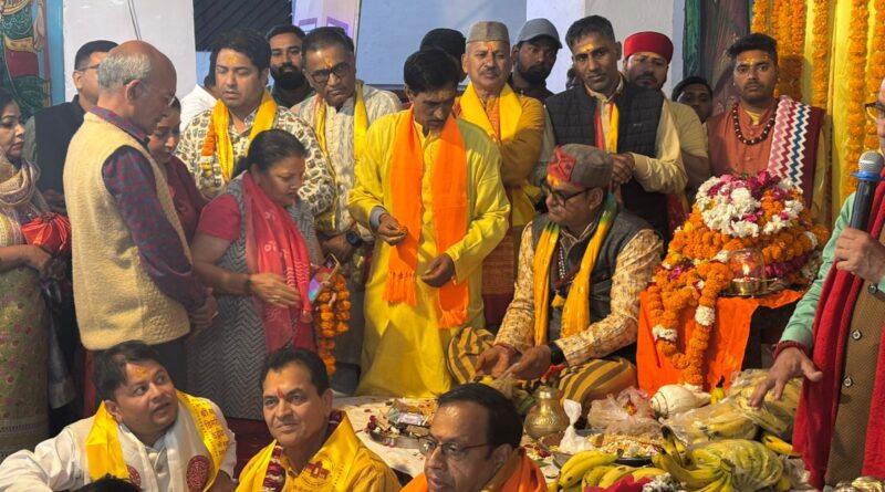 ऋषिकेश पहुंचे बद्रीनाथ धाम के गाडू घड़ा कलश, डॉ. प्रेमचंद अग्रवाल ने किया स्वागत