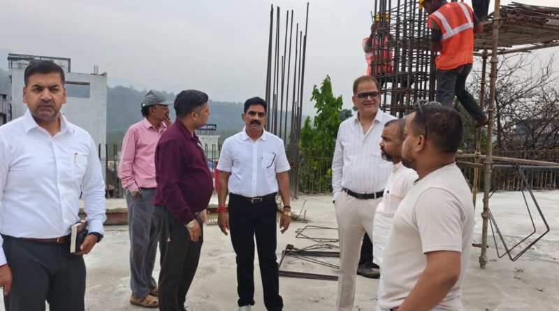 महापौर शम्भू पासवान ने बहुमंजिला पार्किंग निर्माण कार्य का किया निरीक्षण