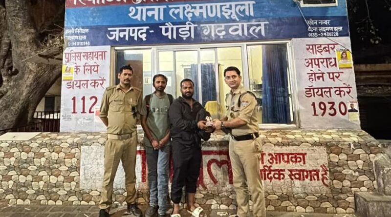 रामझूला पुलिस की सतर्कता से श्रद्धालु को मिला खोया बैग, नगदी व दस्तावेज सुरक्षित लौटाए