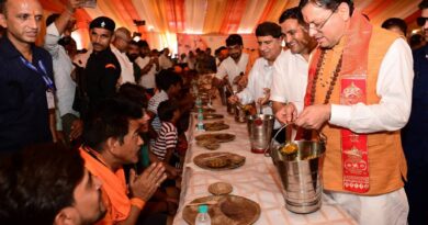 शिवभक्तों की सेवा में झुके मुख्यमंत्री धामी, चरण धोकर किया कांवड़ियों का अभिनंदन