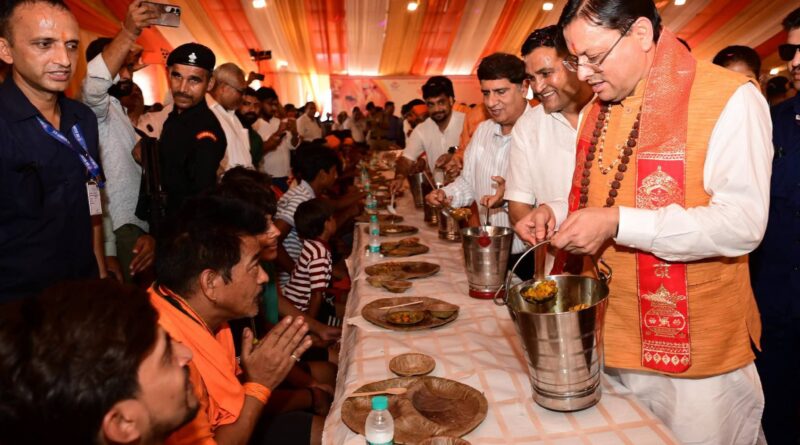 शिवभक्तों की सेवा में झुके मुख्यमंत्री धामी, चरण धोकर किया कांवड़ियों का अभिनंदन