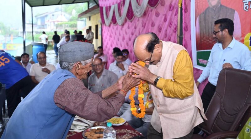 जनसंवाद में सुनीं ग्रामीणों की समस्याएं, विकास कार्यों के लिए 35 लाख की सौगात