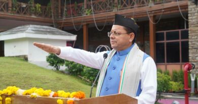 स्वतंत्रता दिवस पर मुख्यमंत्री धामी ने किया ध्वजारोहण, राष्ट्रीय एकता की दिलाई शपथ