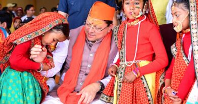 देवीधुरा में गूंजा बग्वाल का उल्लास, फूलों-फलों से खेली गई पर्यावरण हितैषी बग्वाल