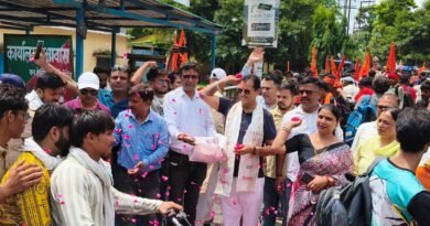 ऋषिकेश से गंगाजल लेकर निकले कांवड़िए, प्रेमचंद अग्रवाल ने पुष्पवर्षा से किया अभिनंदन