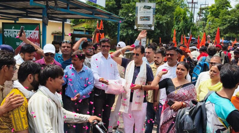 ऋषिकेश से गंगाजल लेकर निकले कांवड़िए, प्रेमचंद अग्रवाल ने पुष्पवर्षा से किया अभिनंदन