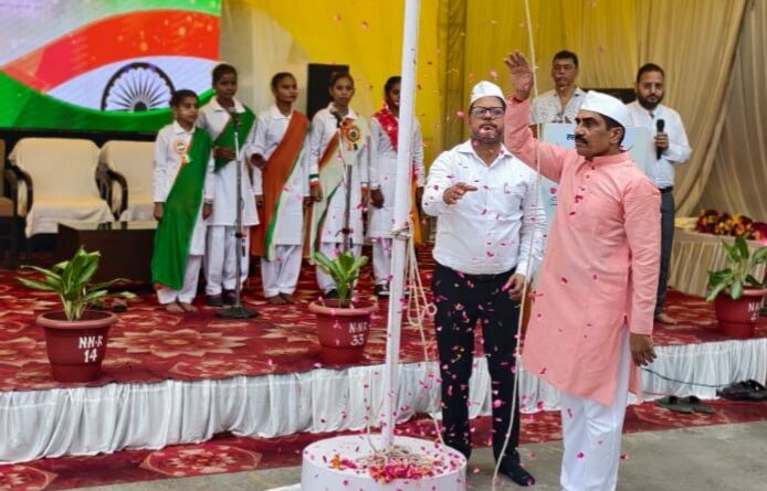 नगर निगम में राष्ट्रभक्ति का रंग, उत्कृष्ट कर्मचारियों का सम्मान